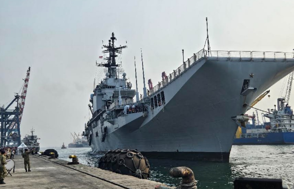 Kapal induk ITS Giuseppe Garibaldi tiba di Tanjung Priok setelah 25 hari berlayar dari Italia dan disambut marching band dengan lagu Si Jali-Jali. (Foto: Yuwantoro Winduajie)