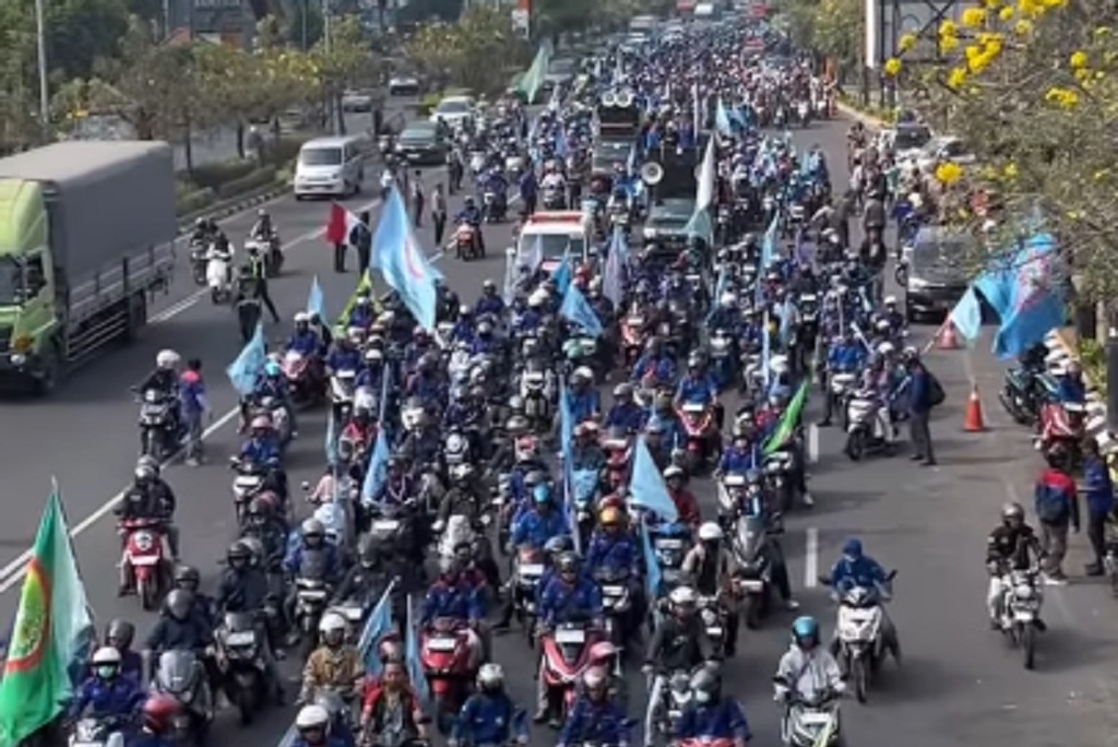 Puluhan Ribu Buruh Gelar Aksi Demo Besar-besaran di Thamrin, Polisi Siagakan 26 Ribu Personel