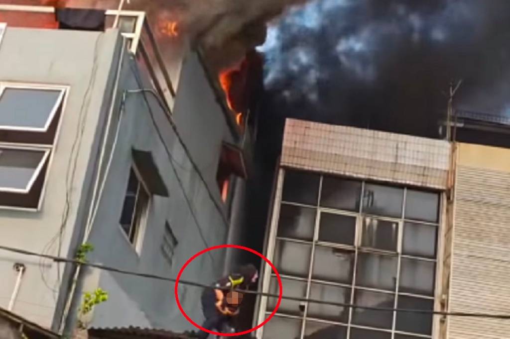 Ibu dan Anak Nekat Lompat dari Rooftop Demi Selamatkan Diri dari Kebakaran di Jaktim