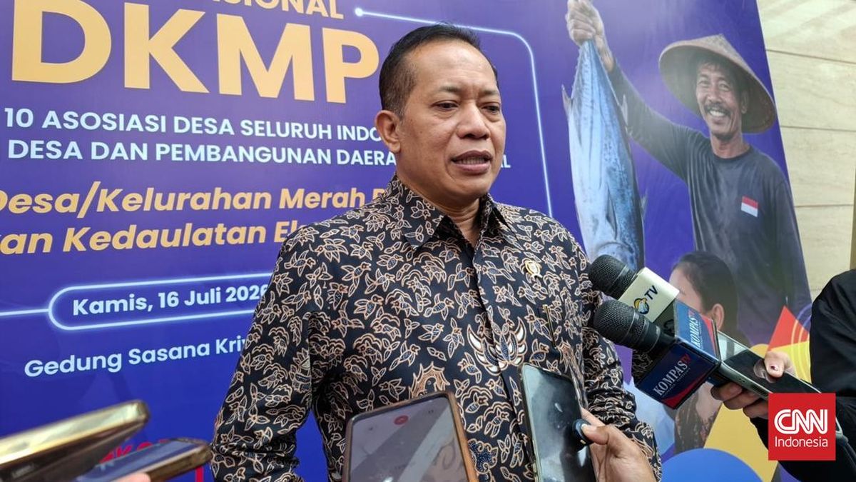 Menkop Ferry Juliantono mengumumkan gaji manajer Koperasi Desa Merah Putih akan dibiayai APBN selama dua tahun, sebelum beralih ke sistem mandiri. (FOTO:CNN Indonesia/Falah Nafis).