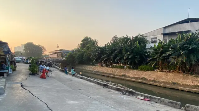 Jalan Amblas di Pulo Gadung Belum Diperbaiki Selama Empat Bulan