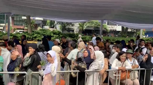 Warga Antre Sejak Pagi untuk Prabowo dan Sembako di Istana