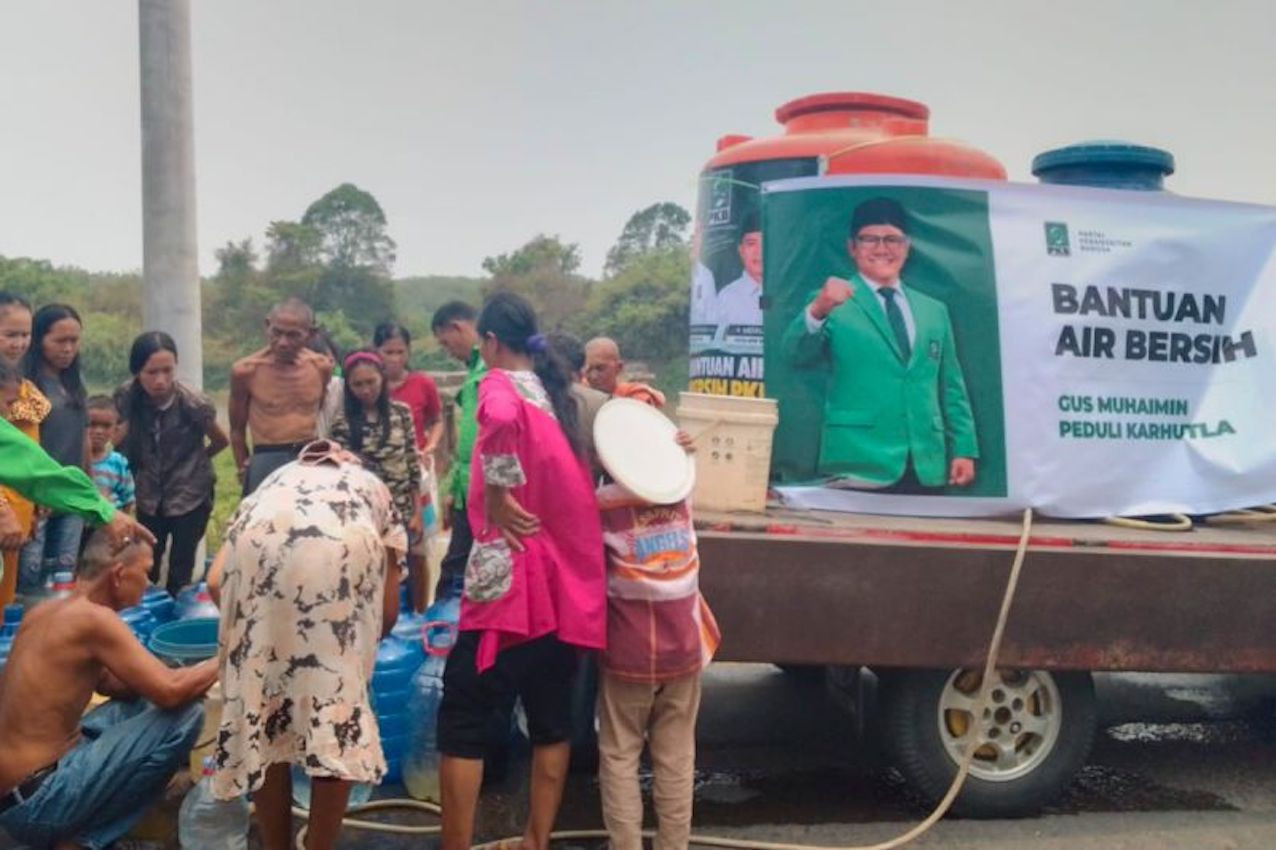 Cak Imin Berikan Bantuan Air Bersih untuk Korban Karhutla di OKI
