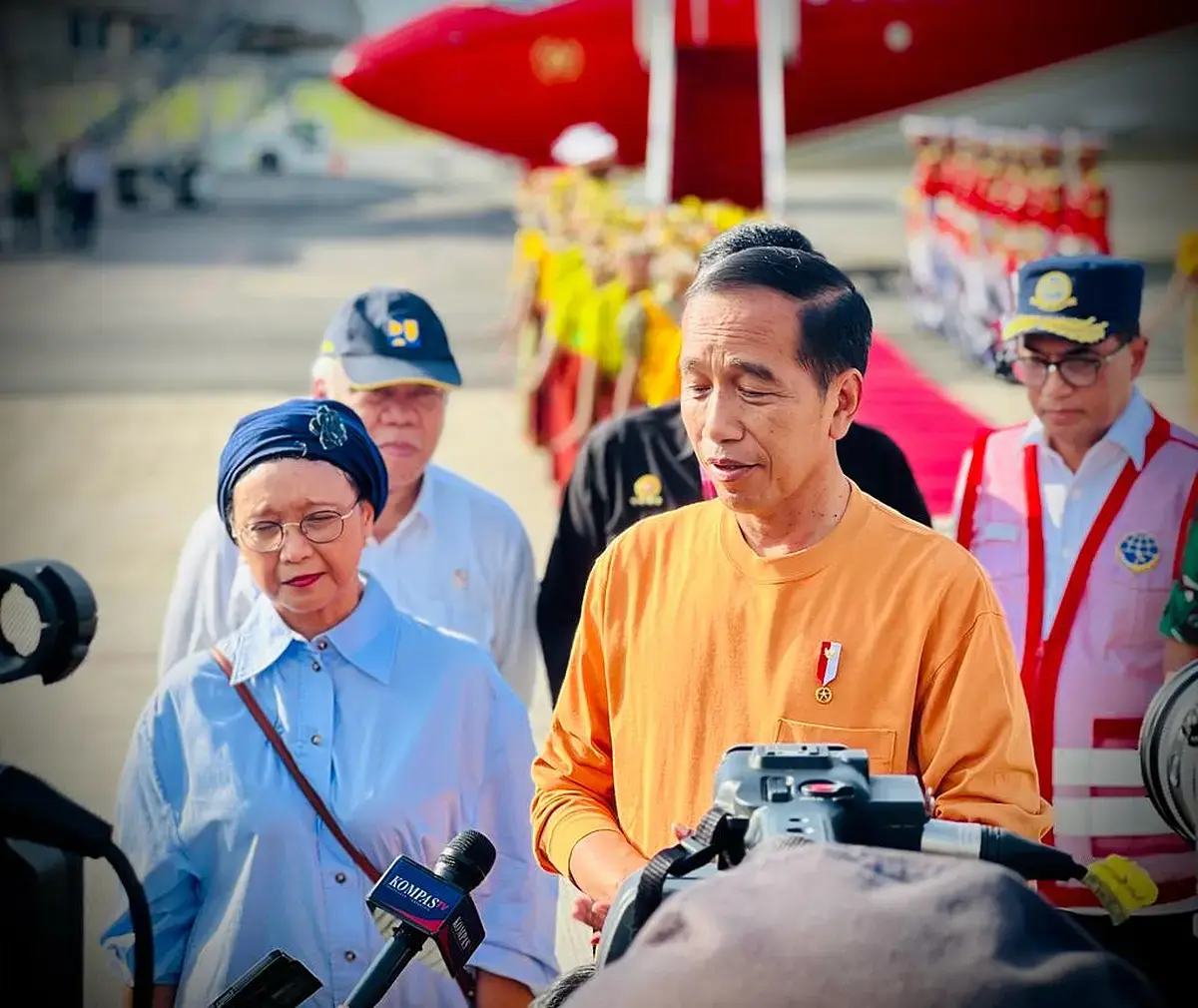 Presiden Jokowi memberikan keterangan kepada awak media di Bandara Internasional Komodo, Kabupaten Manggarai Barat, NTT. Foto: BPMI Setpres