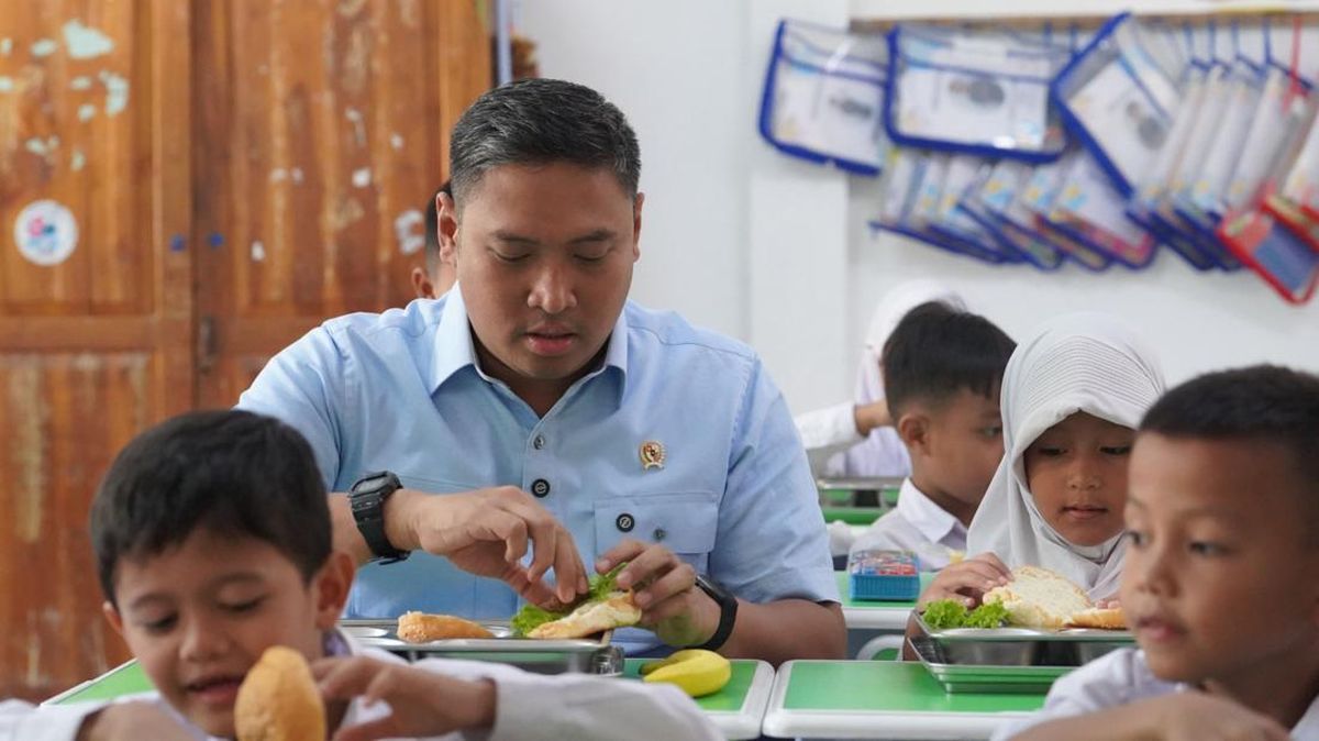 Bos BGN Sudaryono menjelaskan bahwa sekolah negeri harus sepakat menerima atau menolak program Makan Bergizi Gratis (MBG) untuk semua siswa, tidak sebagian. (FOTO:ANTARA/Sahira Safarina).