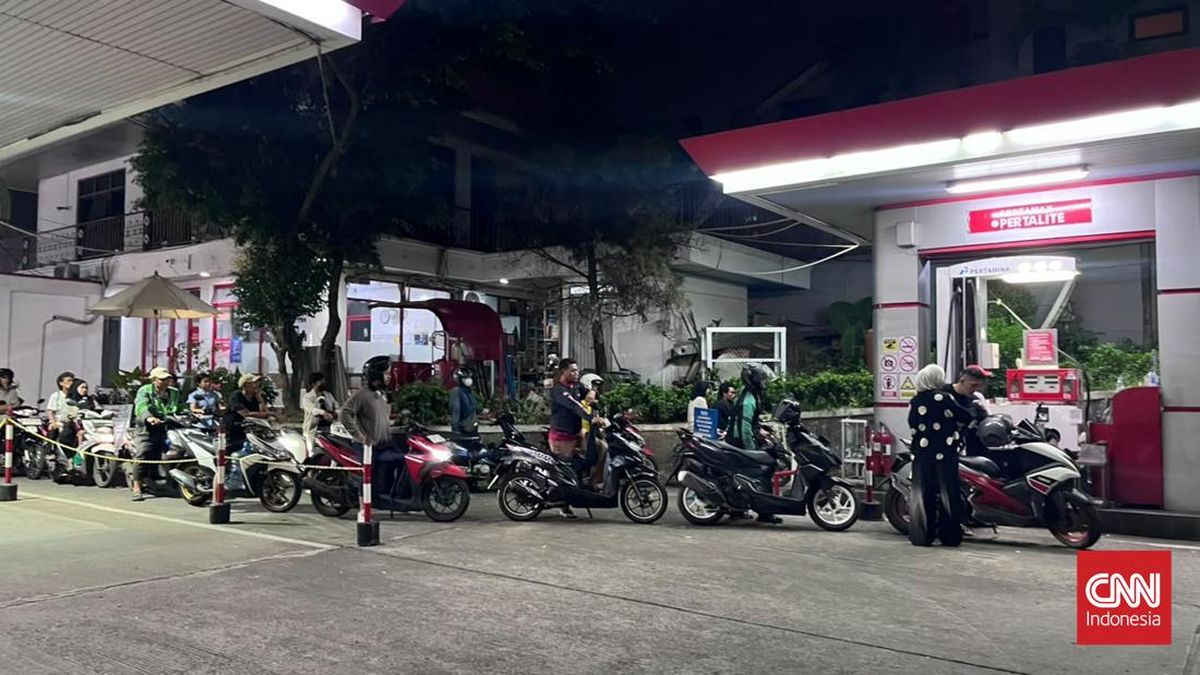 BPH Migas mengungkap penyebab munculnya fenomena antrean panjang BBM subsidi di semua SPBU di Kota Makassar dan daerah lainnya di Sulsel. Ilustrasi. (CNNIndonesia.com/Laurent Nabila Zahra)