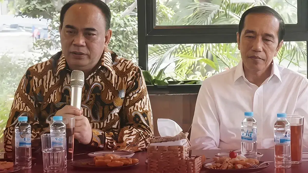 Budi Arie didampingi Jokowi saat memberikan pengarahan di acara Projo.