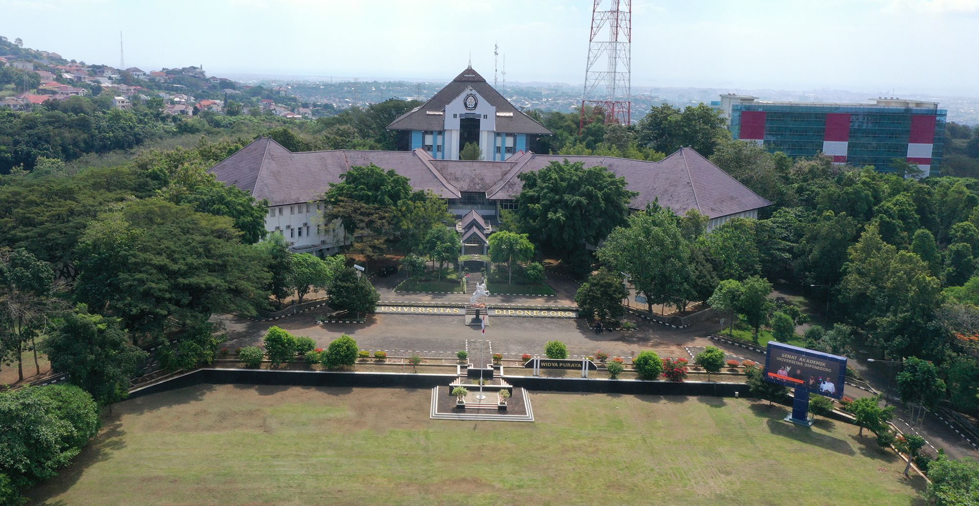 Kampus Unik di Indonesia dengan Pulau dan Kebun Binatang Mini