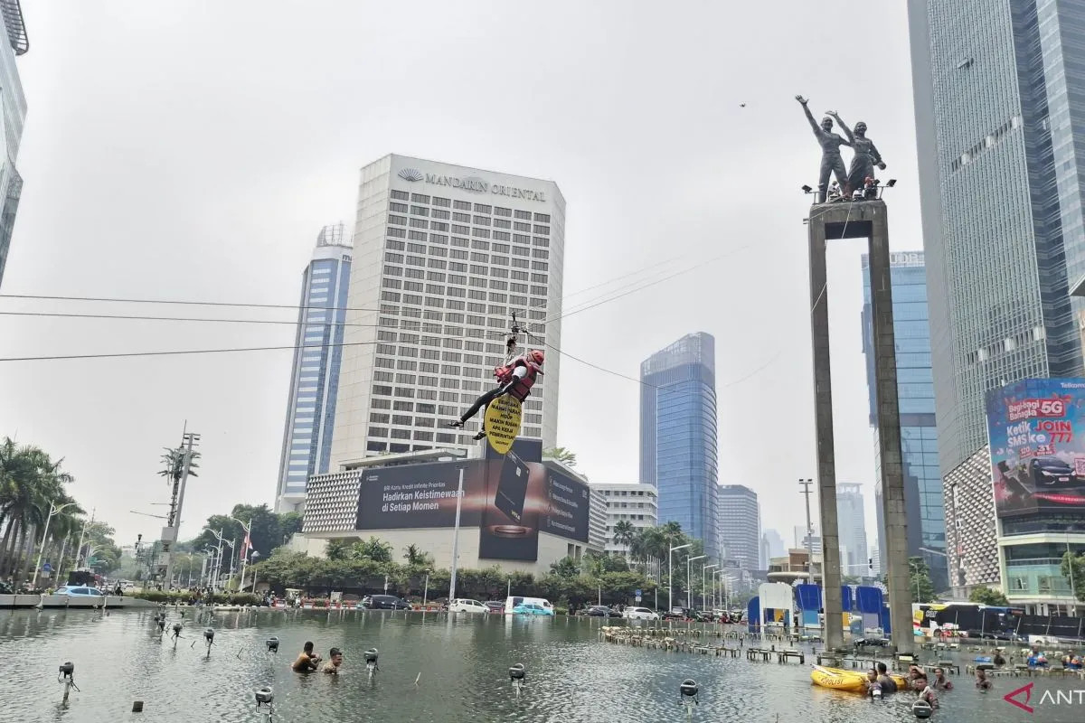 Evakuasi Enam Aktivis Greenpeace di Bundaran HI oleh Polisi