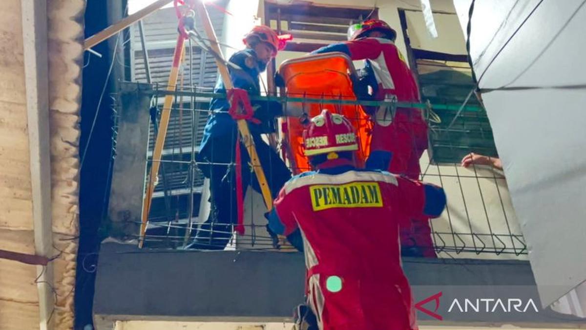 Evakuasi Jenazah 120 Kg dari Lantai Dua Rumah oleh Petugas Pemadam Kebakaran