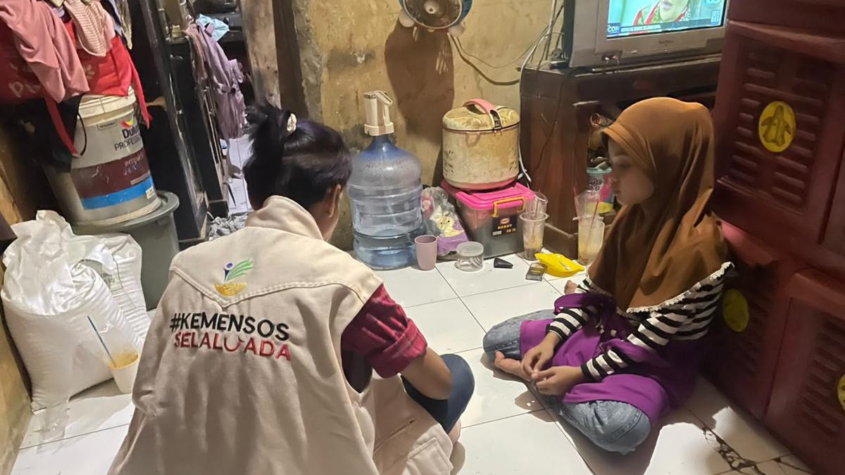 ---
Kisah Mengharukan Pengamen Viral Bersama Anak di Depok

---