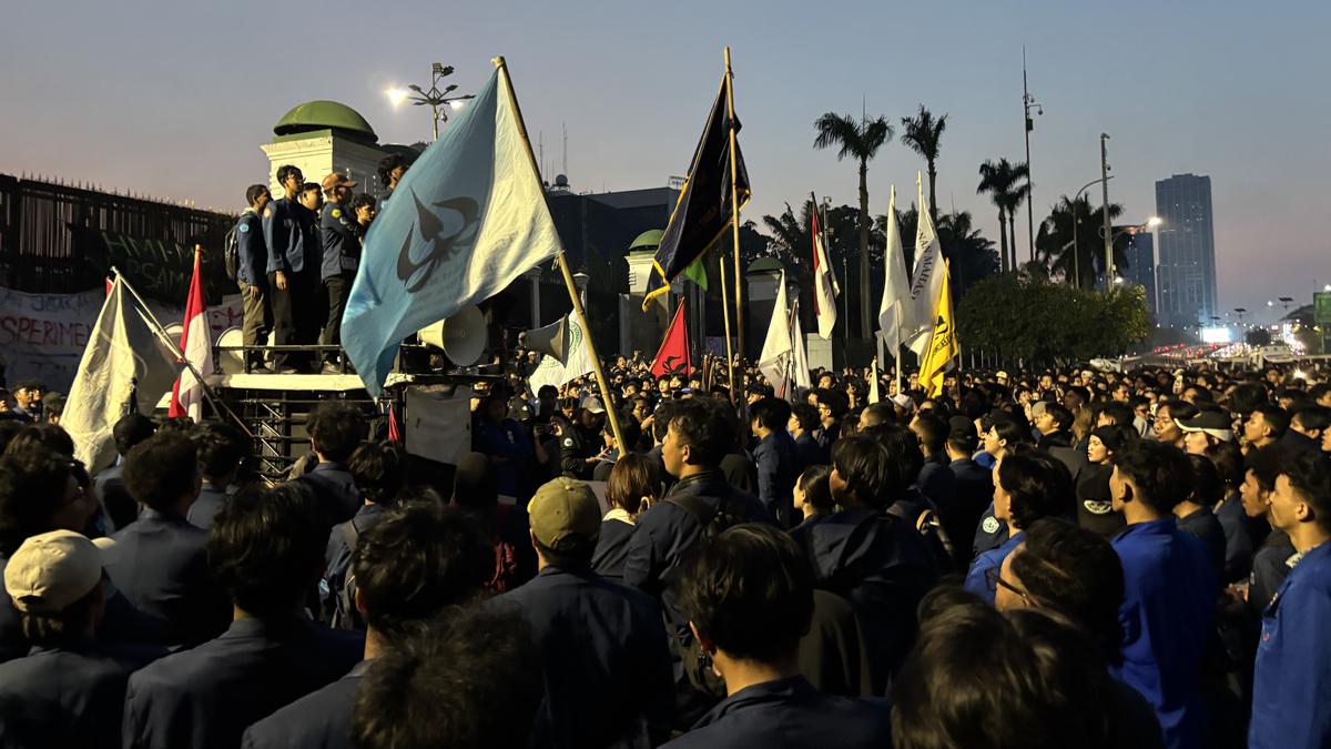 ---
Massa Aksi Masih Bertahan di Depan Gedung DPR

---
