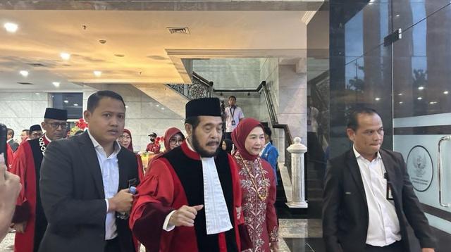 Momen Mengharukan: Anwar Usman Terjatuh Pasca Kirab Purnabakti di Gedung MK