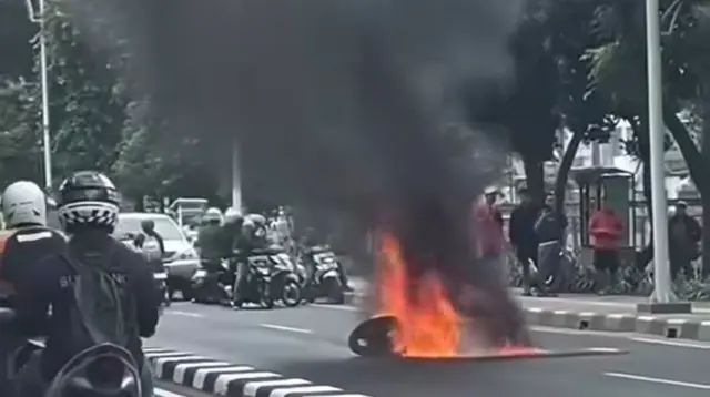 ---
Kecelakaan Menghindari Mobil, Sepeda Motor Terbakar di Pasar Minggu
---