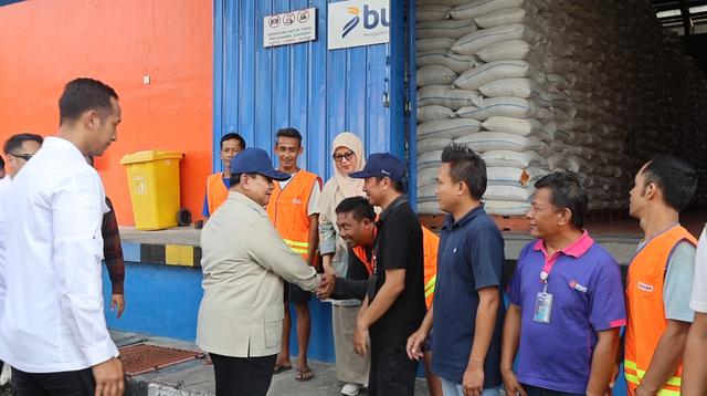 Prabowo Subianto Lakukan Sidak di Gudang Bulog Magelang, Sapa Karyawan Secara Langsung