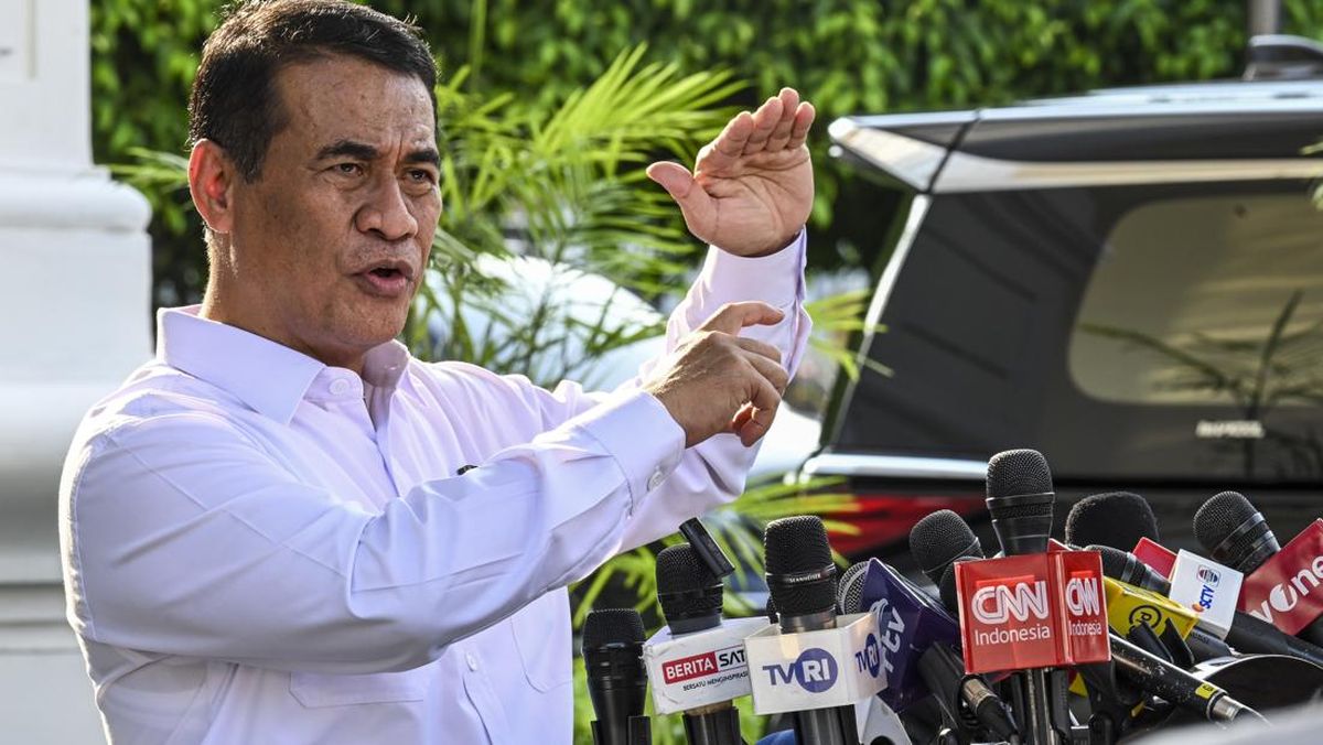 Mentan Andi Amran Sulaiman bertemu Prabowo untuk antisipasi dampak El Nino. Stok pangan aman, pemerintah siapkan mitigasi kekeringan. (FOTO:ANTARA/GALIH PRADIPTA).