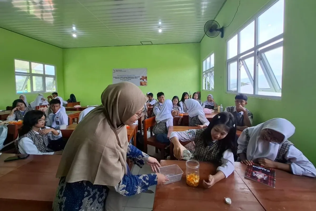 ---
Dosen ITERA Mengajarkan Siswa SMAN 06 Bandar Lampung Membuat Pembersih Berbasis Kulit Jeruk dan Kayu Manis

---