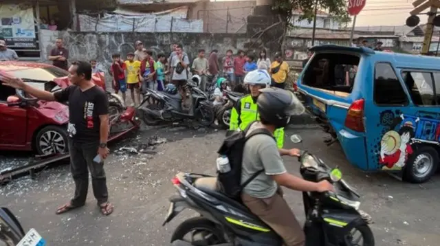 ---
Investigasi Kecelakaan Beruntun di Perlintasan Kereta Api Kebon Pedes, Bogor

---