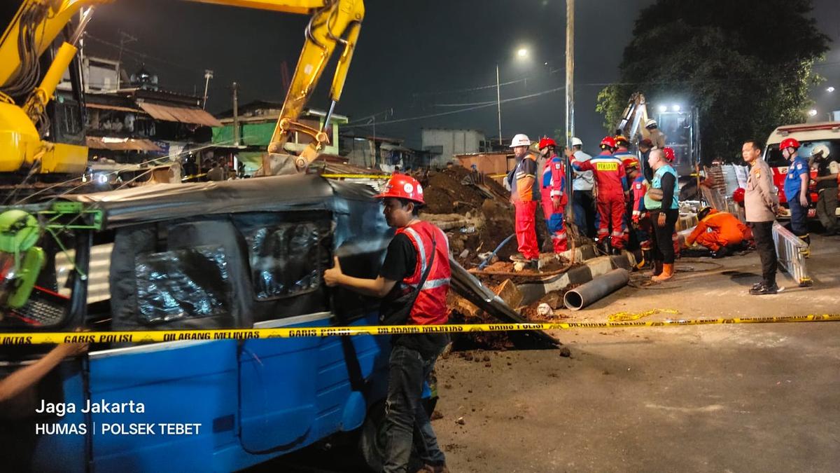Penyelamatan Dramatis Seorang Bocah Terperosok di Lubang Proyek di Tebet