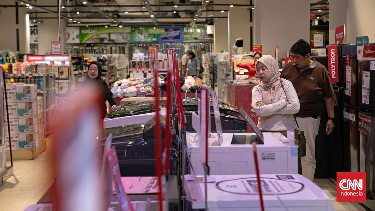 Transmart Full Day Sale datang lagi dengan diskon besar-besaran di awal bulan pada Minggu (1/11), berlaku di semua toko se-Indonesia. (CNN Indonesia/Adi Ibrahim)