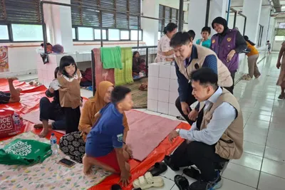 Mahasiswa UNAIR Bersinergi dengan Polda Metro Jaya untuk Pemulihan Mental Korban Banjir di Cilincing
