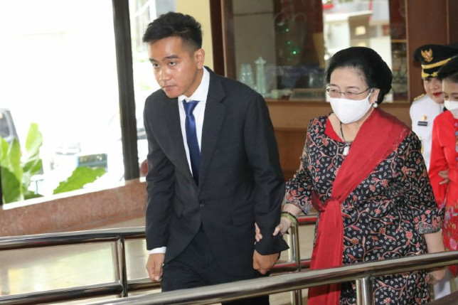Gibran bersama Megawati saat bertemu di Semarang, Senin (30/1). (Antara)