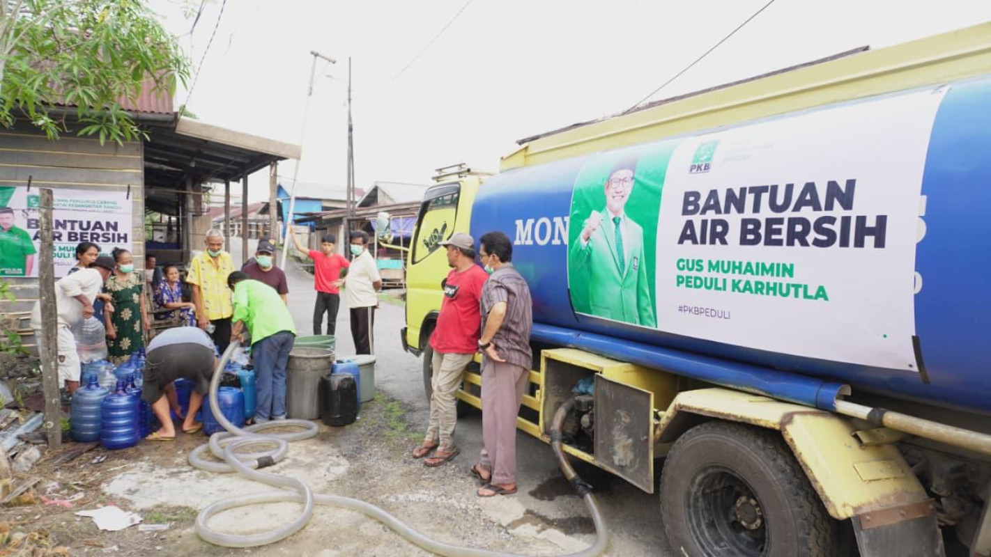Gus Muhaimin Salurkan Bantuan Air Bersih untuk Warga Tanjab Barat