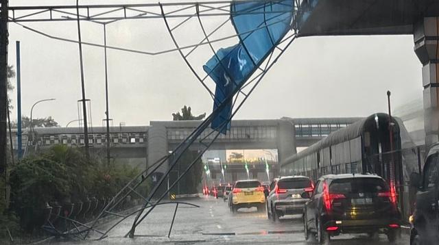 Hujan Deras dan Angin Kencang Sebabkan Kerusakan di Ruas Tol Jakarta