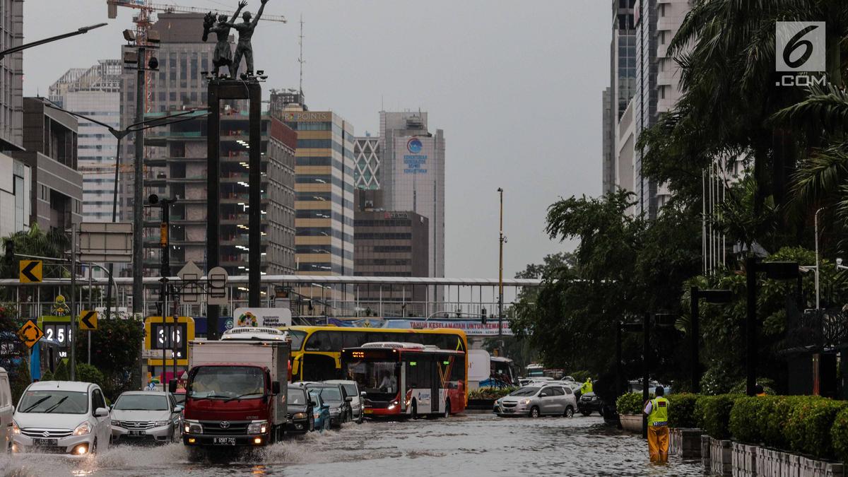 ---
Dampak Genangan, TransJakarta Sesuaikan Layanan Rute Lebak Bulus-Pasar Baru

---