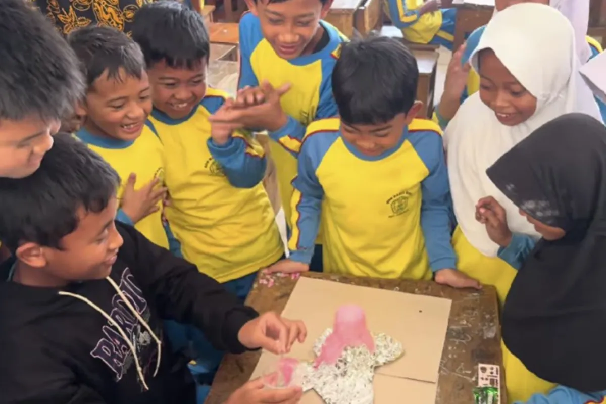 ITB Ajak Anak-Anak Korban Longsor Cisarua Kembali Bersemangat Melalui Sains dan Permainan Edukatif