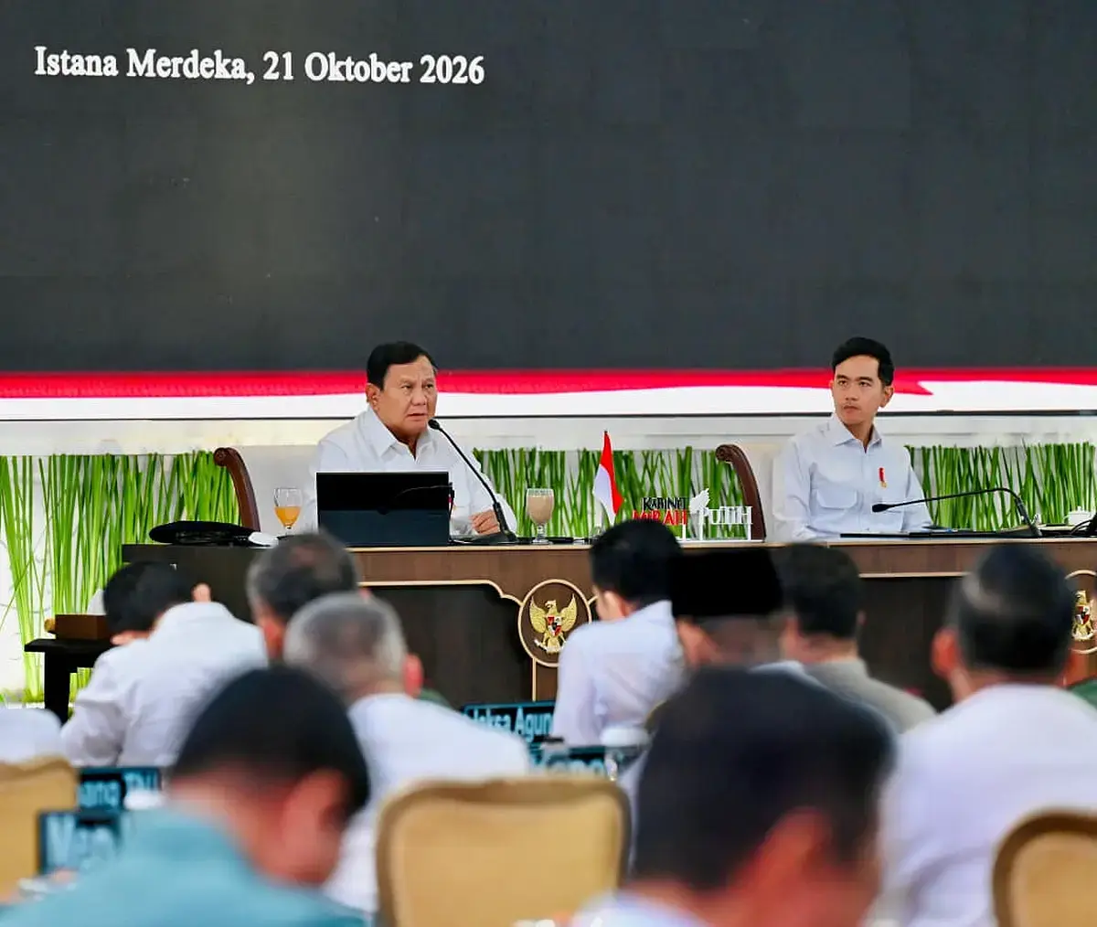 Presiden Prabowo Subianto dan Wakil Presiden Gibran Rakabuming pada Sidang Kabinet Paripurna (SKP) Dua Tahun Pertama Pemerintahan Kerja Nyata untuk Negeri di Kompleks Istana Kepresidenan, Jakarta, Rabu (21/10/2026).