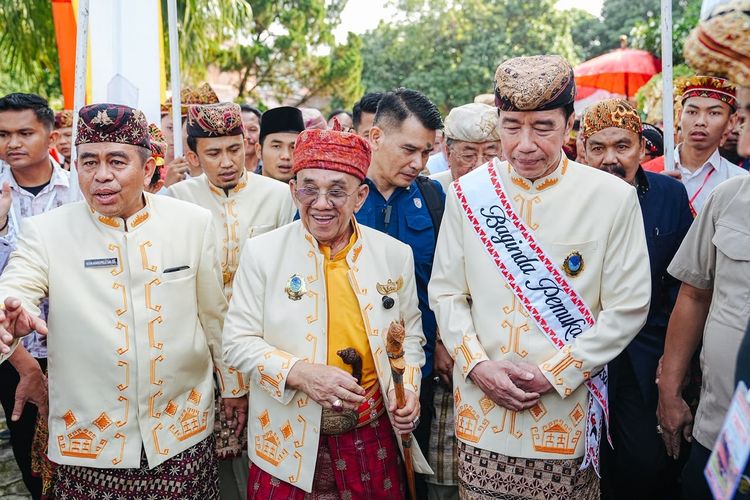 Jokowi Diberi Gelar Adat oleh Lima Kerajaan di Kedaton Keagungan: Makna Di Balik Ritual Menginjak Kepala Kerbau