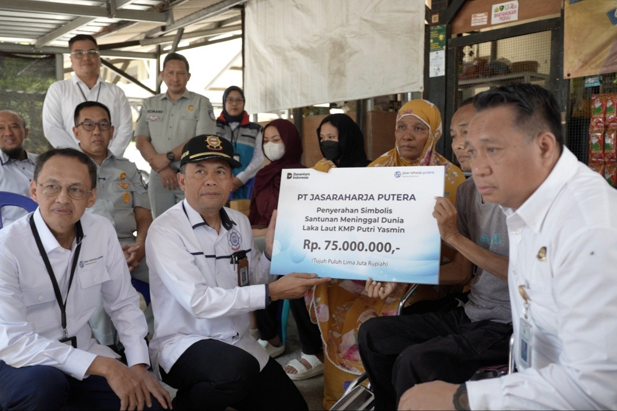Jasaraharja Putera Salurkan Bantuan untuk Korban Kebakaran KMP Putri Yasmin