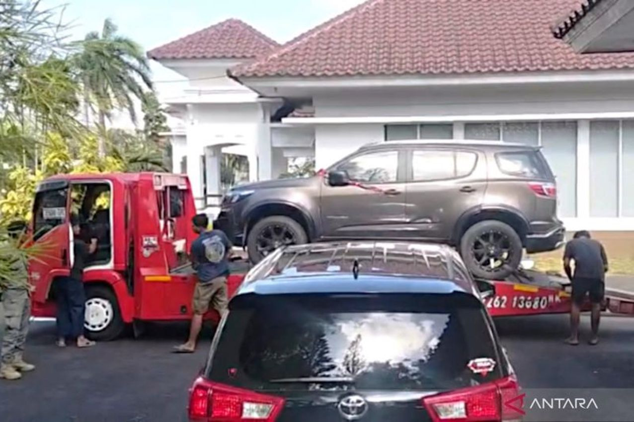 KPK Mengangkut Dua Mobil dari Garasi Bupati Lombok Barat Terkait Kasus Suap