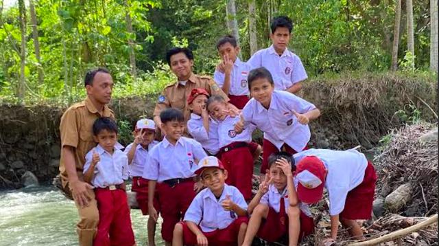 Pengabdian Tanpa Batas: Kisah Inspiratif Pak Guru Najib di Bainaa Barat
