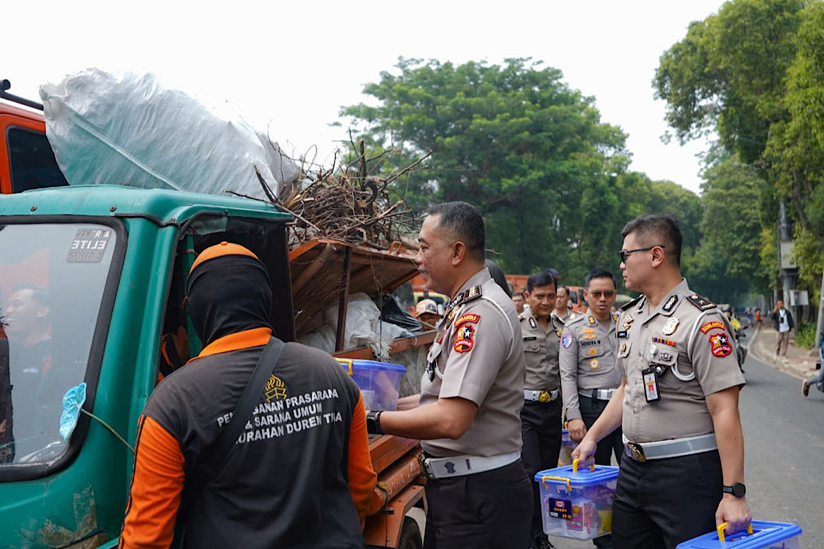 Korlantas Polri Gelar Aksi Sosial di TPS Rawajati, Berikan Sembako untuk Pemulung