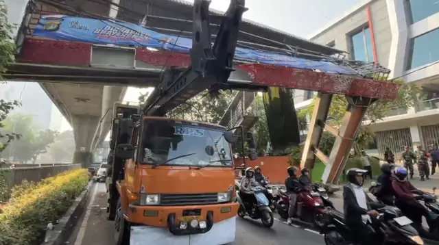 Kecelakaan Truk Angkut Alat Berat di JPO Tendean