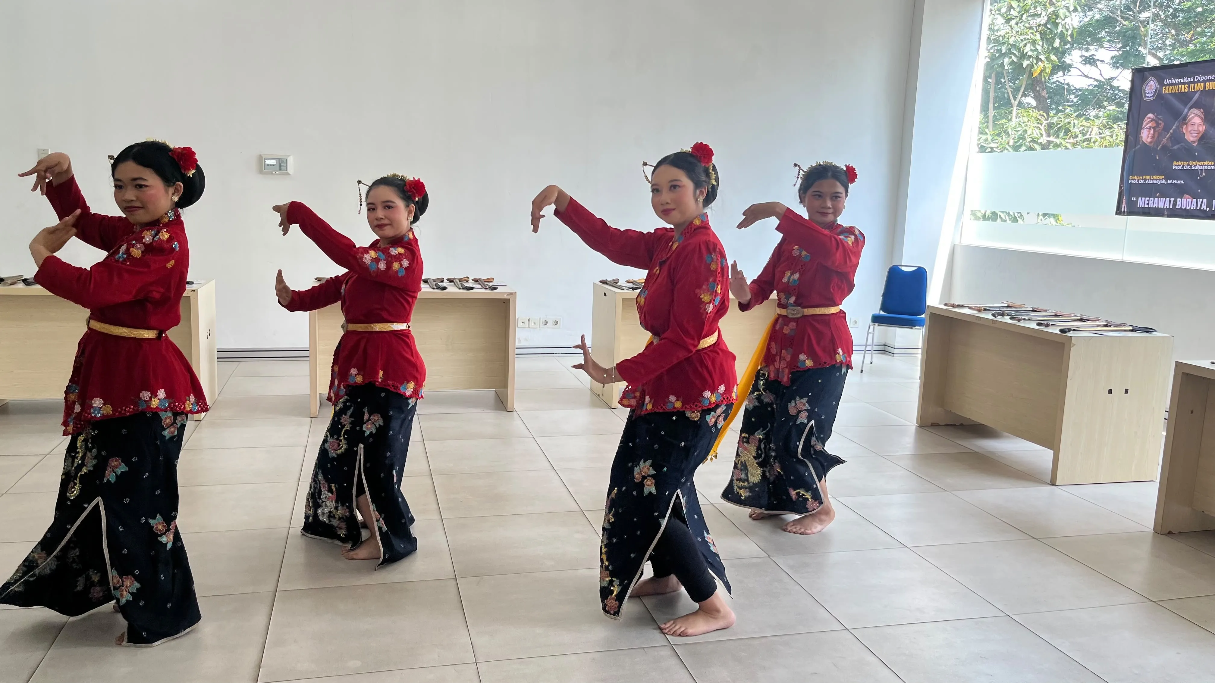 Upaya Mahasiswa FIB Undip untuk Melestarikan Tari Gambang Semarang Melalui Misi Budaya Berbasis SDGs