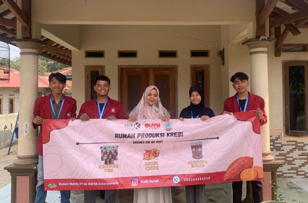 Mahasiswa KKM UMC Tingkatkan Citra Visual UMKM Kremes Ubi Melalui Pembuatan Banner