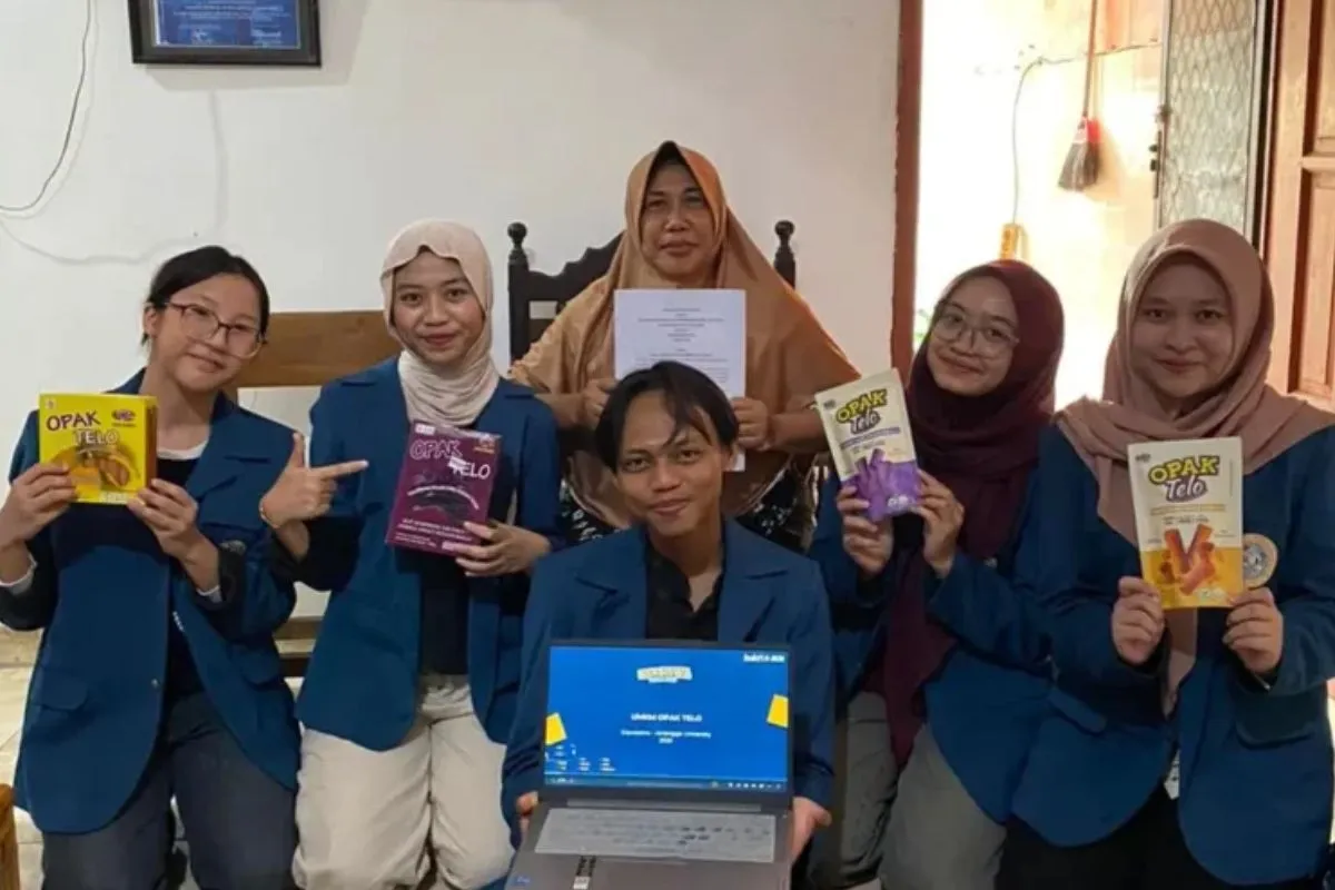 Mahasiswa UNAIR Berikan Pelatihan Keuangan Digital dan Branding untuk Pelaku UMKM Opak Telo