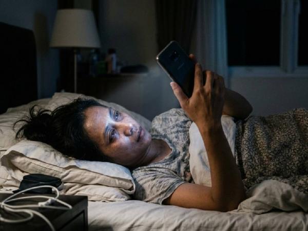 ---
Penggunaan Ponsel Sebelum Tidur Dapat Meningkatkan Produksi Urine, Penjelasan Dokter

---