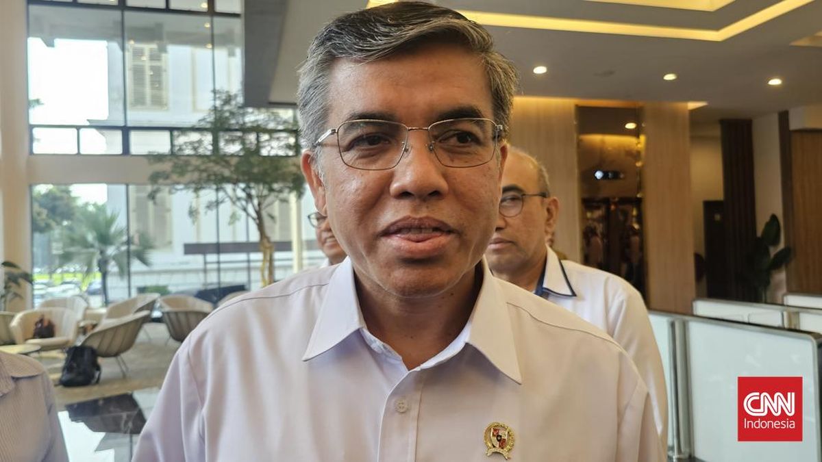 Menteri Ketenagakerjaan (Menaker) Yassierli mengungkap peluang uang saku atau gaji peserta magang naik tahun depan. (CNN Indonesia/Endrapta Ibrahim Pramudhiaz).
