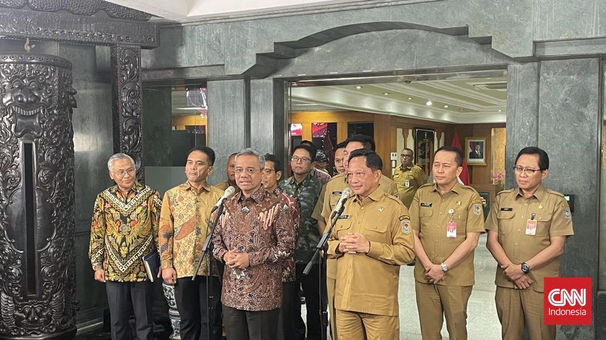 Menkeu Suahasil menemui Mendagri Tito Karnavian untuk membahas solusi bagi daerah yang kesulitan anggaran hingga penanganan bencana. (Foto: CNNIndonesia/ Muhammad Falah)
