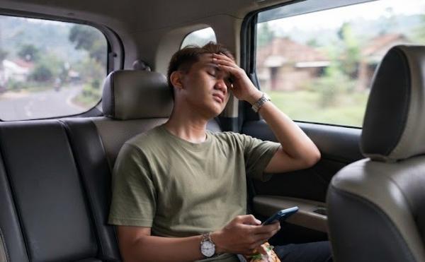 Mengapa Menggunakan Handphone saat Berkendara Dapat Menyebabkan Mual?
