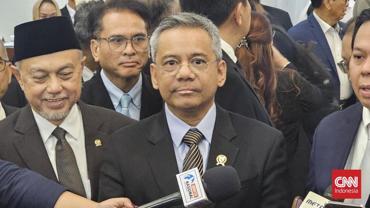 Suahasil Nazara menghadiri rapat perdana sebagai Menkeu di DPD RI, membahas RUU APBN 2027. Pertimbangan DPD diharapkan mencerminkan aspirasi daerah. (FOTO:CNN Indonesia/Endrapta Ibrahim Pramudhiaz).