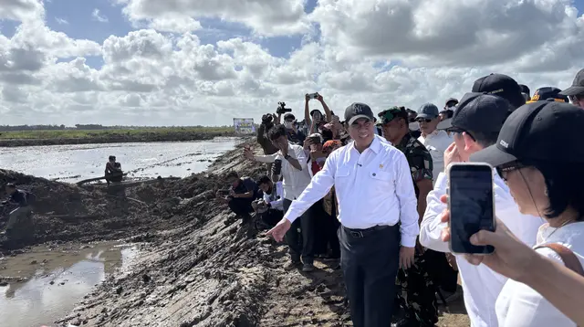 Mentan Andi Amran Sulaiman Menghadapi Serangan Buzzer Terkait Program Pertanian di Papua