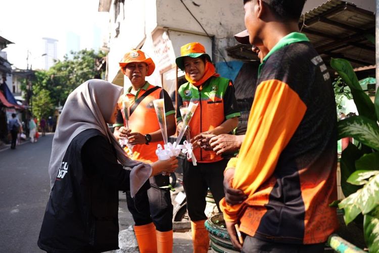 Momen Mengharukan, Anggota DPRD PAN Berikan Bunga kepada Petugas Kebersihan