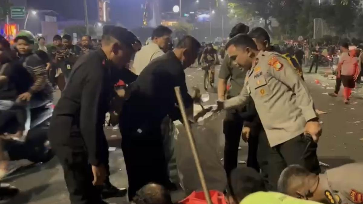Wakapolda Metro Jaya Aksi Bersih-Bersih Usai Pengawalan Demonstrasi