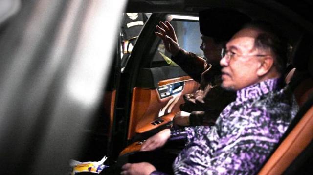 Momen Bersejarah: Prabowo dan Anwar Ibrahim Berbagi Perjalanan Menuju Lanud Halim Perdanakusuma