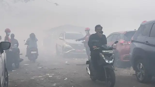 Warga Terdampak Asap Kebakaran TPA Jatiwaringin Selama Tiga Hari